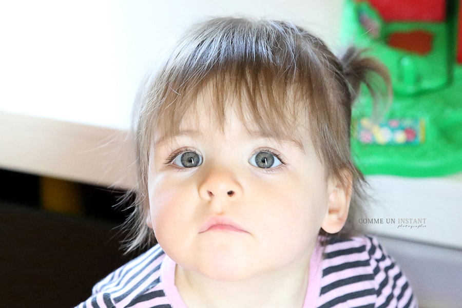 enfant - bébé aux yeux bleus - reportage photographe pour enfants en plein coeur de Issy les Moulineaux (92130 Hauts de Seine 92)