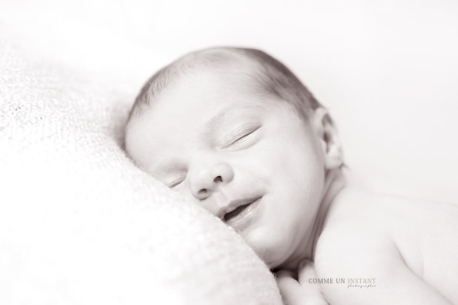 photographe à domicile pour bebes - nouveau né studio - shooting bébé en train de dormir - shooting à domicile sépia - nouveau né en train de dormir