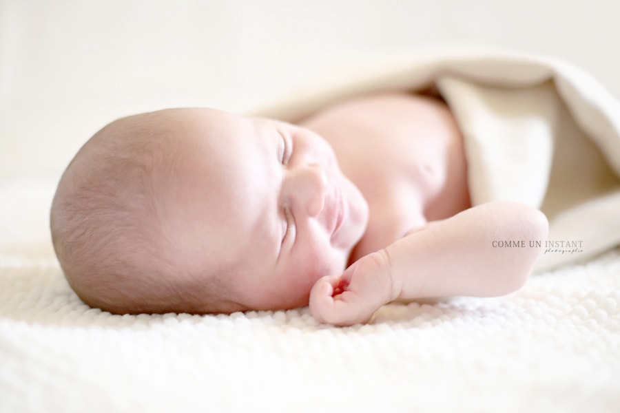 photographe de bébés en centre ville de Versailles (78000 Yvelines 78) - nouveau né en train de dormir - nouveau né - nouveau né studio