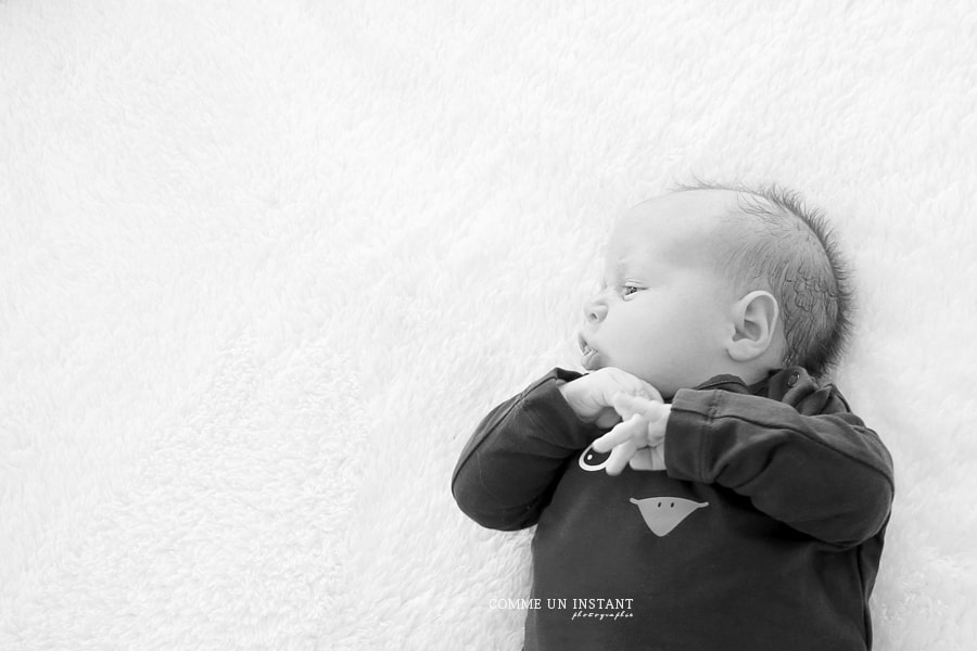 nouveau né studio - nouveau né - photographie bébé - photographe à domicile de bébés - nouveau né en train de dormir - photographe noir et blanc