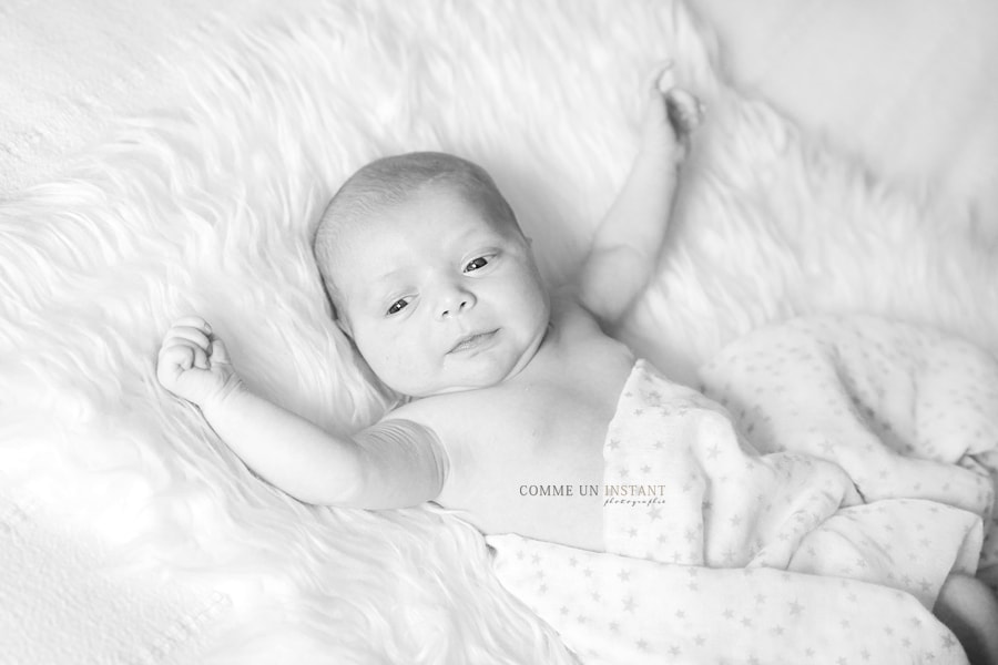 photographe professionnelle de bébés en plein coeur de Versailles (78000 Yvelines 78), nouveau né, shooting bébé, nouveau né studio, noir et blanc