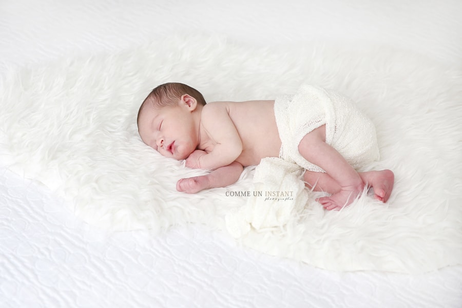 nouveau né studio - photographe de nouveaux nés - nouveau né en train de dormir