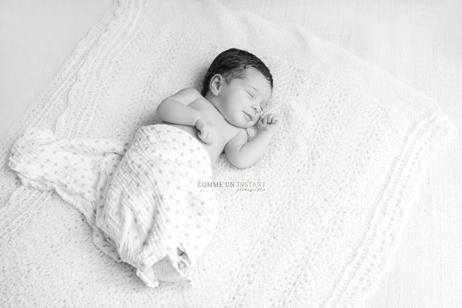 noir et blanc, photographe professionnelle nouveau né studio, nouveau né en train de dormir, nouveau né, photographe à domicile nouveaux nés