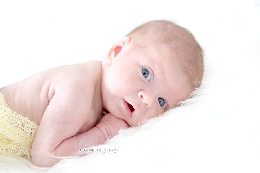 photographe professionnelle de bebe - shooting bébé aux yeux bleus - reportage photographe nouveau né studio