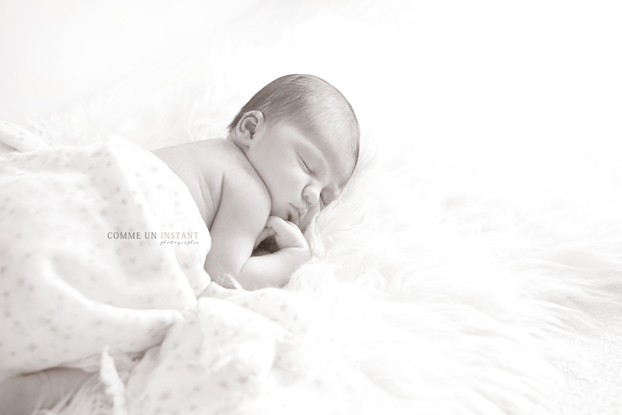 sépia, nouveau né, photographe pro nouveau né en train de dormir, bébé, photographe a domicile de nouveau ne, nouveau né studio