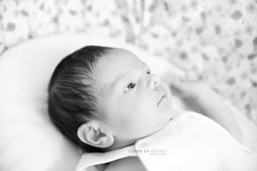 photographie nouveau né, photographe pro bébé studio, nouveau né studio, shooting à domicile noir et blanc, bébé, photographe à domicile bebe