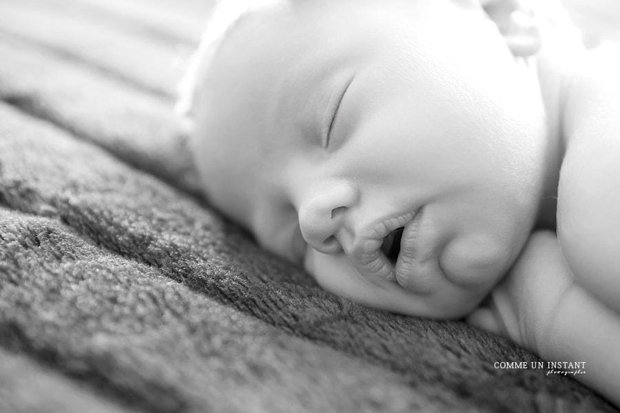reportage photographe bébé - photographe professionnelle noir et blanc - photographe nouveau né studio - photographe pour bebe - photographe professionnelle nouveau né en train de dormir