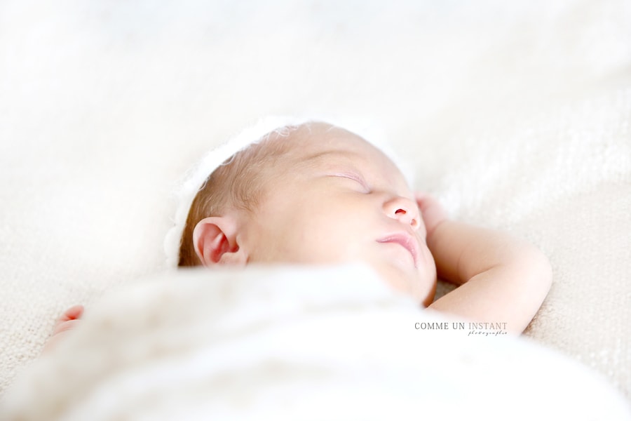 reportage photographe nouveaux nés - nouveau né en train de dormir - photographe nouveau né studio