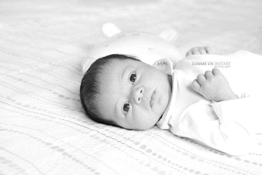 nouveau né - nouveau né studio - bébé - noir et blanc - photographe bébé métis - reportage photographe de bebe
