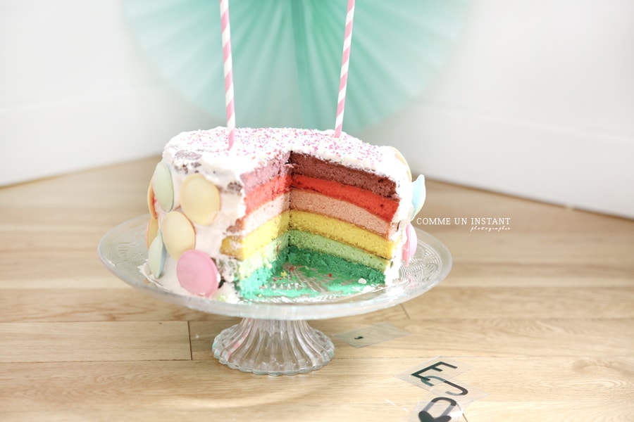 rainbow cake, gâteau smash the cake, photographe a domicile smashing the cake, photographe pro 1er anniversaire bébé, photographe a domicile anniversaire, photographie smashing cake